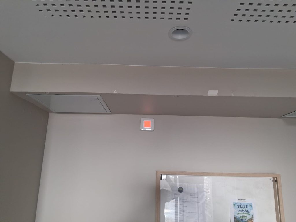 photo montrant un témoin rouge allumé